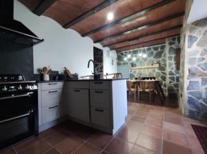 uma grande cozinha com um fogão e uma mesa em Casa Fina em Albanchez de Úbeda