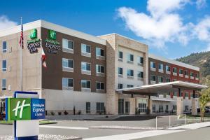 Un edificio de hotel con un cartel delante. en Holiday Inn Express & Suites - Ukiah by IHG, en Ukiah