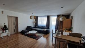 ein Wohnzimmer mit einem Sofa und einem Tisch in der Unterkunft Apartment Panorama 35C in Donovaly