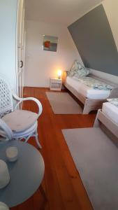 una pequeña habitación con una cama y una mesa en Haus-Luise, en Poppenbüll
