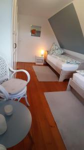 Kleines Zimmer mit einem Bett und einem Tisch in der Unterkunft Haus Luise in Poppenbüll