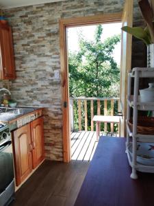 a kitchen with a door open to a balcony at Verde Paz in Curacautín