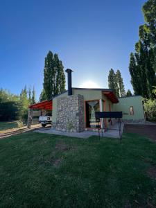a house with a ping pong table in the yard at Cabañas Amanecer de Montaña in Malargüe
