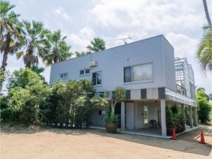 una casa en la playa con palmeras en Palm Villa - Vacation STAY 12202 en Takamatsu