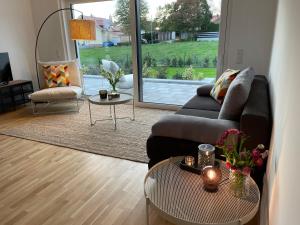 a living room with a couch and a table at Traumhaft helle Wohnung mit Sonnenterrasse in Worms