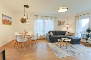 a living room with a couch and a table and chairs at INhome: Garten - Terrasse - Parkplatz - Netflix in Kirchberg an der Jagst