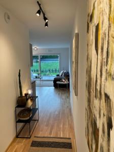 Traumhaft helle Wohnung mit Sonnenterrasse في فورمز: ممر مع غرفة معيشة مع أريكة