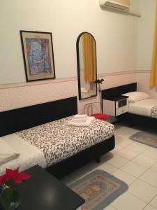 Postel nebo postele na pokoji v ubytování Hotel Letizia