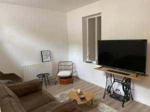 Televízia a/alebo spoločenská miestnosť v ubytovaní Maison entière 6 personnes jardin terrasses et garage