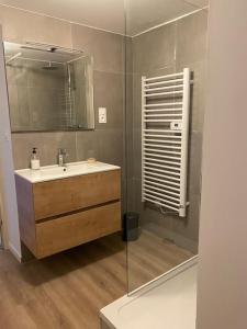 Kúpeľňa v ubytovaní Maison entière 6 personnes jardin terrasses et garage