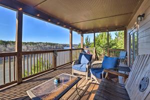 - une terrasse couverte avec des chaises et une table basse dans l'établissement Lake Mitchell Vacation Home with Dock and Water Slide, à Clanton
