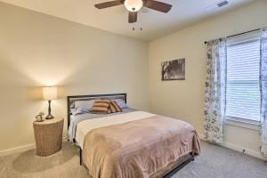 - une chambre avec un lit et un ventilateur de plafond dans l'établissement Lake Mitchell Vacation Home with Dock and Water Slide, à Clanton