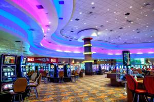 un casino con una gran sala con máquinas tragaperras en Bally's Quad Cities Casino & Hotel, en Rock Island