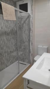 ein Badezimmer mit Dusche, Waschbecken und Toilette in der Unterkunft 150m2 Con vistas al Mar y al Castillo de Cullera in Cullera + 17 Fotos