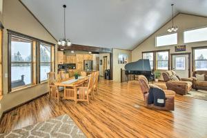 ボナーズ・フェリーにあるAll-Season Bonners Ferry Home with Viewsのギャラリーの写真 +22枚の写真