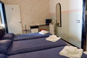 Postel nebo postele na pokoji v ubytování Hotel Letizia