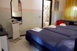Postel nebo postele na pokoji v ubytování Hotel Letizia
