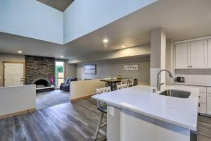 Il dispose d'une cuisine ouverte et d'un salon avec une cheminée. dans l'établissement Luxurious Tacoma Retreat with Quartz Countertops!, à Edgewood