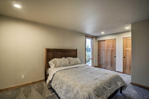 เตียงในห้องที่ Luxurious Tacoma Retreat with Quartz Countertops!