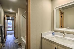 une salle de bain avec un lavabo et un miroir dans l'établissement Luxurious Tacoma Retreat with Quartz Countertops!, à Edgewood 25 autres photos