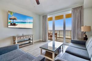 uma sala de estar com um sofá e uma mesa em Brand New Calypso Resort Tower 3! Sleeps 9! Free Beach Chair Service! by Dolce Vita Getaways PCB em Panama City Beach