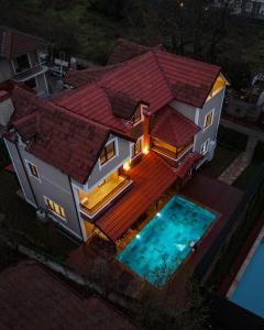 Una vista aérea de una casa con piscina. en Villa Fivestar Plus, en Sakarya