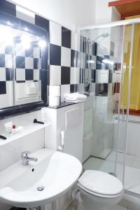 uma casa de banho com um WC, um lavatório e um chuveiro em Hotel Letizia em Orte