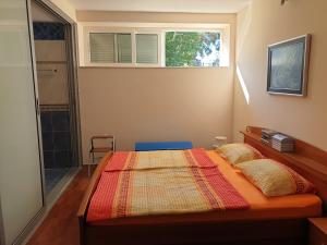 1 dormitorio con cama y ventana en Villa Frida en Sveti Stefan
