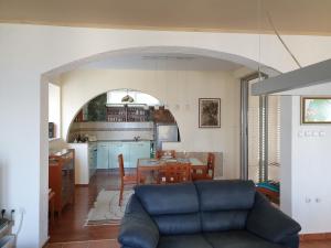un soggiorno e una cucina con divano blu di Villa Frida a Sveti Stefan