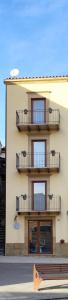 un edificio con balcones en un lateral en Central rooms, en Agira