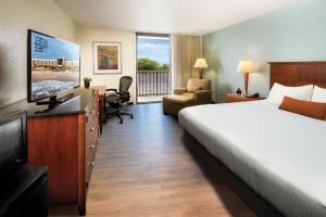 Habitación de hotel con cama y TV en Hotel Tybee, en Tybee Island