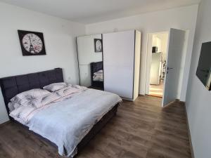 เตียงในห้องที่ Grey & Sunny Apartments Zaječar