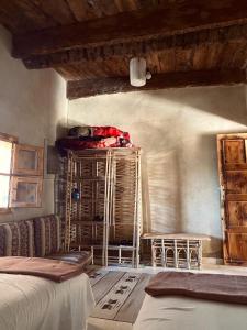 a bedroom with a bed and a table and chairs at Siwa Desert Home in ‘Izbat Ţanāţī