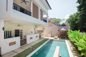 Bazén v ubytování Donguri House Bali nebo v jeho okolí