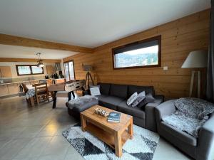 Posedenie v ubytovaní Casa de Monzel with 6-Person Jacuzzi & Panoramic View