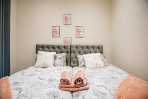 um quarto com uma cama com duas toalhas em BV Lux 1 Bedroom At Leeds CLiff Oak Mansion House em Leeds