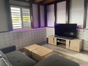 TV a/nebo společenská místnost v ubytování O'Chalet des îles + 3 fotografie