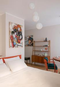 a bedroom with a bed and a table and a chair at una stanza in carmine in Brescia