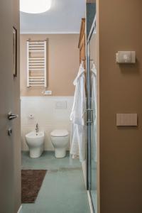a bathroom with a toilet and a sink at una stanza in carmine in Brescia