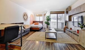 Un dormitorio con una cama y una sala de estar. en 24#23 Chemin du Hameau - Studio, en Stoneham