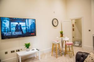 uma sala de estar com uma televisão de ecrã plano na parede em BV Lux 1 Bedroom At Leeds CLiff Oak Mansion House em Leeds