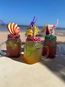 un grupo de tres tarros de albañiles llenos de bebidas en Sunny beach sharm el sheikh, en Sharm El Sheikh