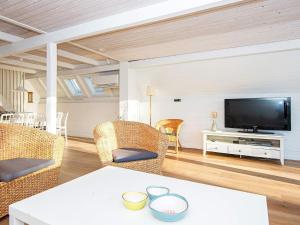 Televízia a/alebo spoločenská miestnosť v ubytovaní 10 person holiday home in Glesborg