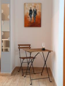 un tavolo e una sedia in una stanza con un dipinto sul muro di Appartamento vicino aeroporto a Firenze