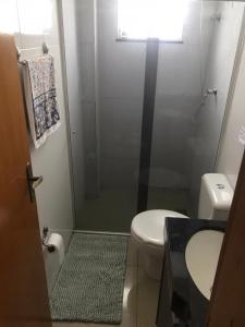 Un baño con inodoro, lavabo y ducha. en 201 - Loft Aconchegante com Alexa, en Belo Horizonte