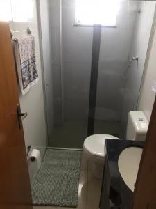 uma casa de banho com um WC, um lavatório e um chuveiro em LOFT ACONCHEGANTE COM ALEXA em Belo Horizonte