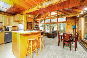 Kuchyň nebo kuchyňský kout v ubytování Alpine Meadows Log Cabin