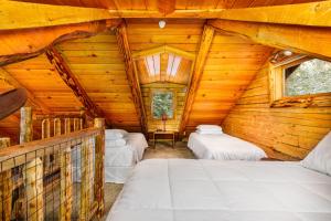 Habitación con 3 camas en una cabaña de madera en Alpine Meadows Log Cabin, en Girdwood