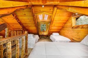 Postel nebo postele na pokoji v ubytování Alpine Meadows Log Cabin