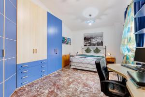 um quarto com um armário azul e uma cama em Villa Marisol em Cesano